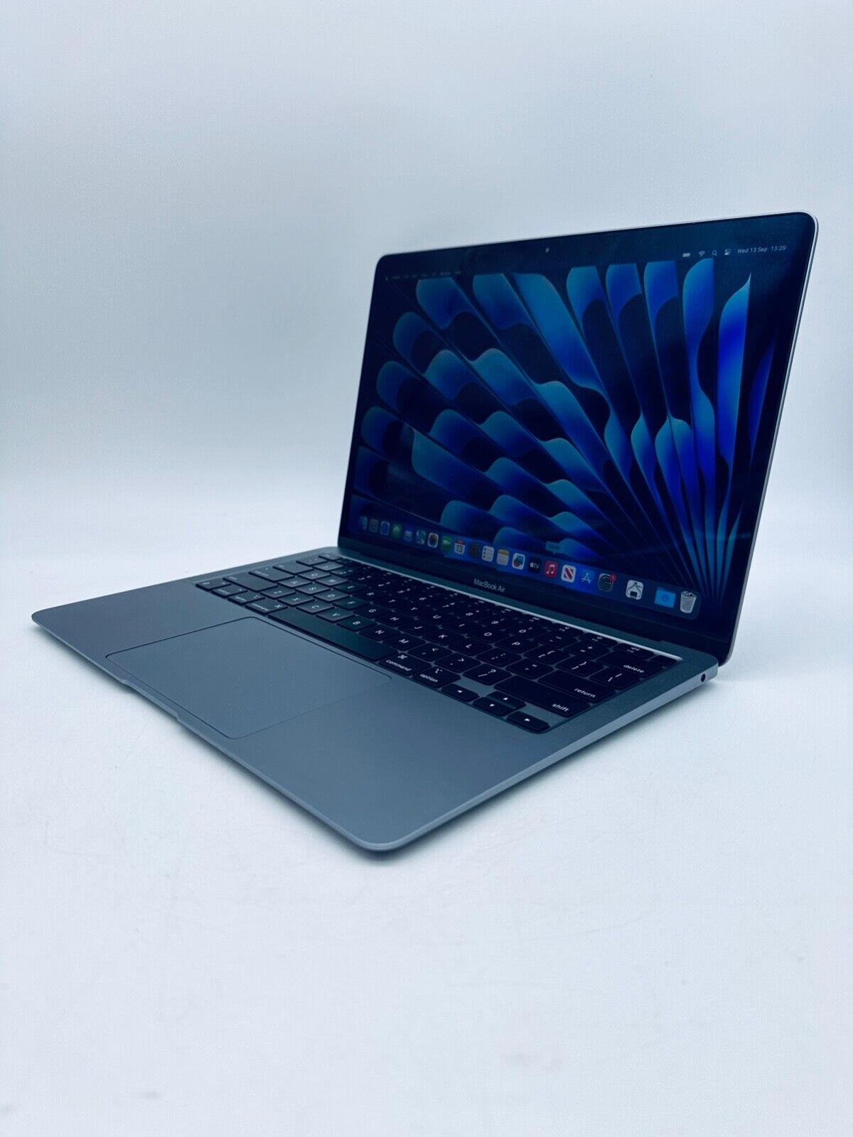 Apple MacBook Air 13" Retina M1 8-Core CPU 8-GPU 16GB Ram 1TB SSD
