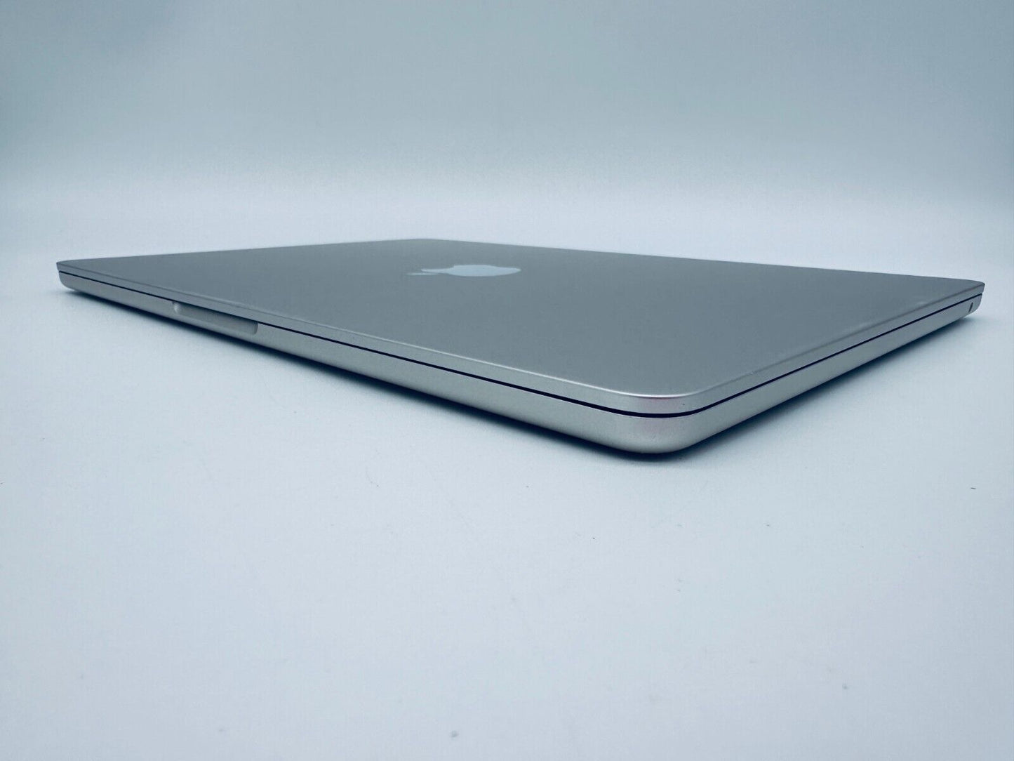 Apple M2 MacBook Air 13.6" 8-Core CPU 8-Core GPU 8GB Ram 256GB SSD