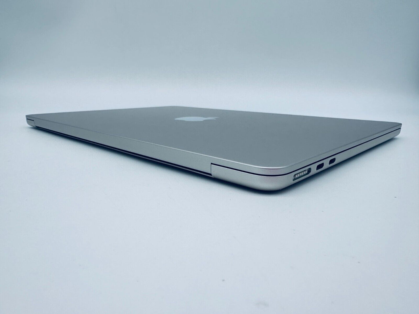 Apple M2 MacBook Air 13.6" 8-Core CPU 8-Core GPU 8GB Ram 256GB SSD