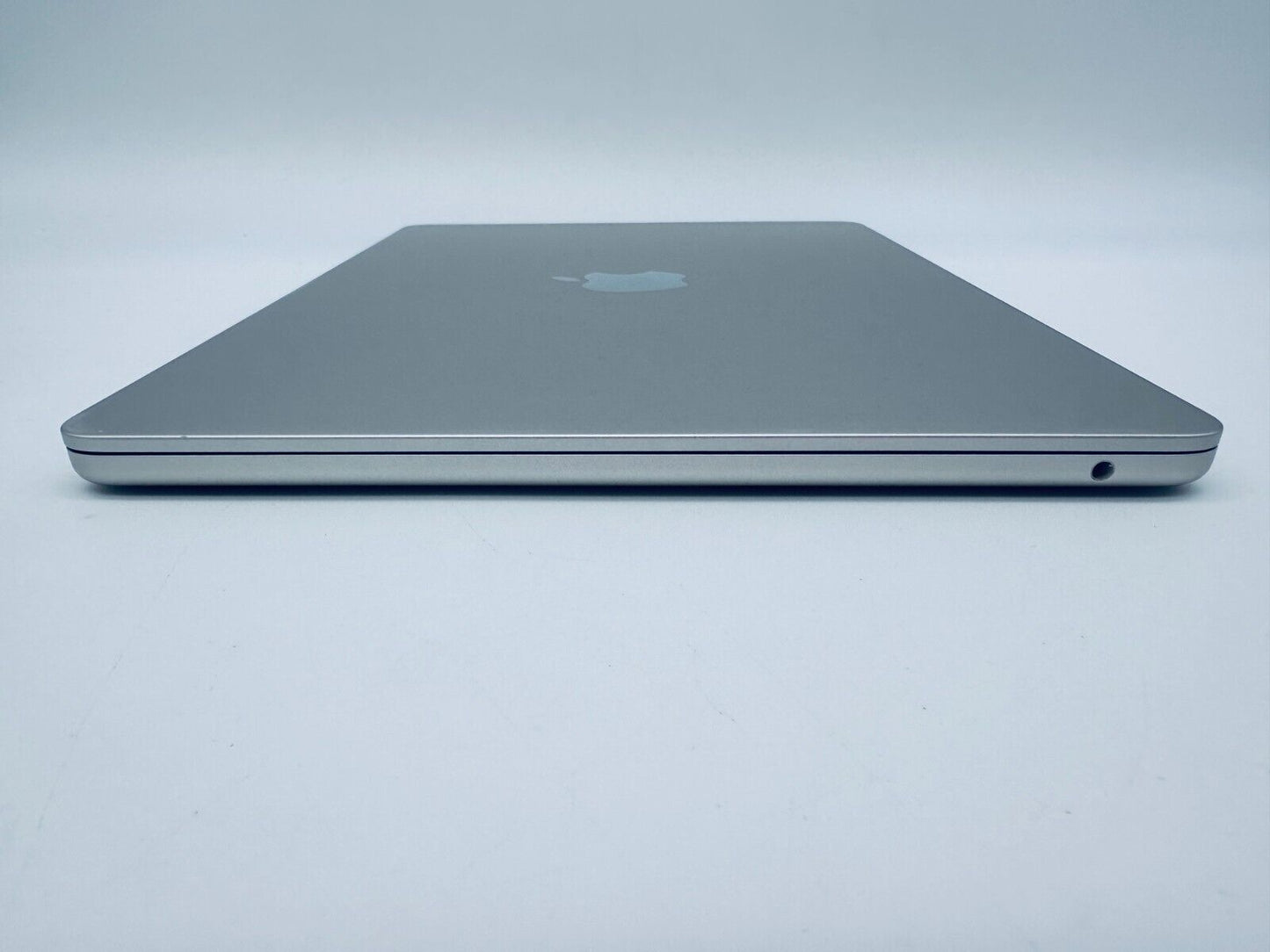 Apple M2 MacBook Air 13.6" 8-Core CPU 8-Core GPU 8GB Ram 256GB SSD