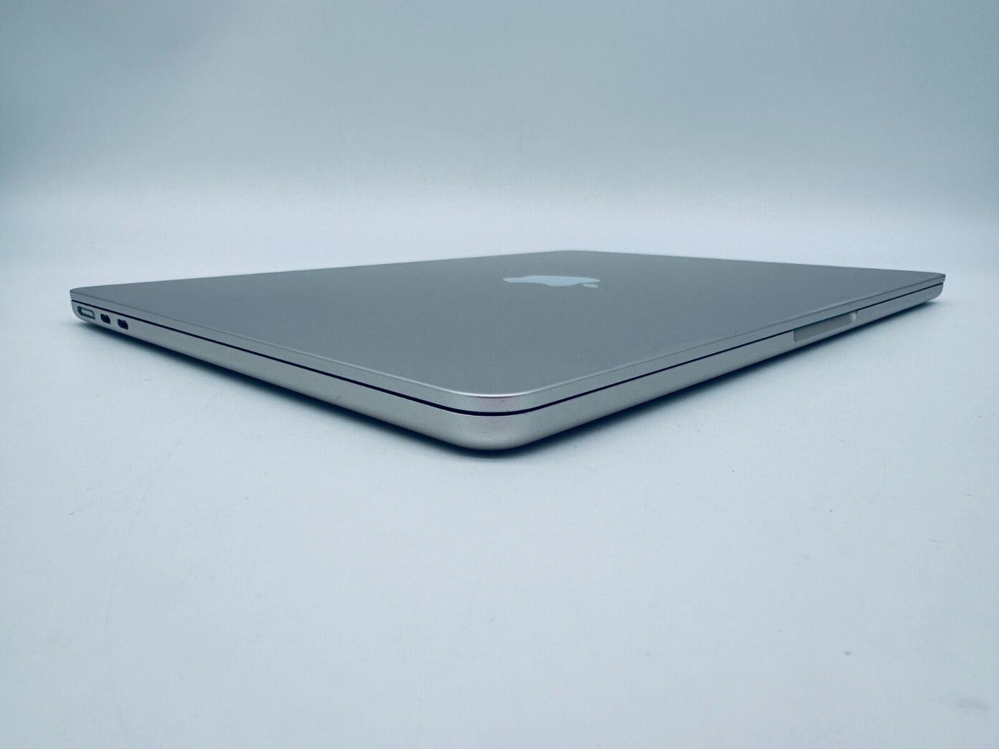 Apple M2 MacBook Air 13.6" 8-Core CPU 8-Core GPU 8GB Ram 256GB SSD
