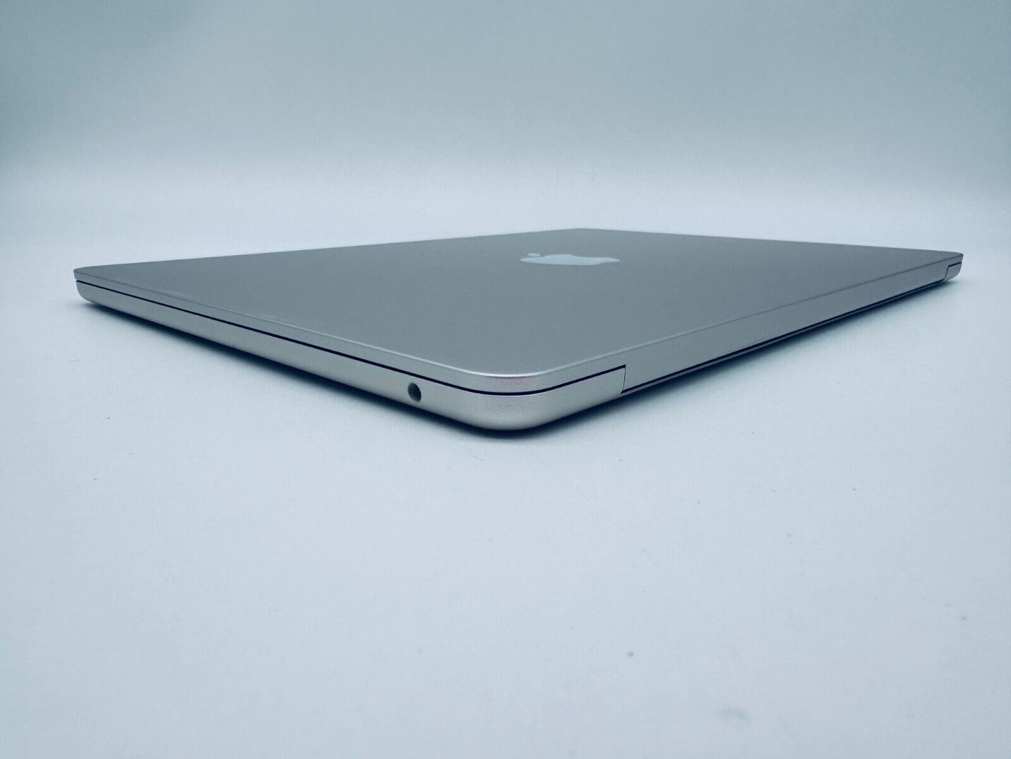 Apple M2 MacBook Air 13.6" 8-Core CPU 8-Core GPU 8GB Ram 256GB SSD