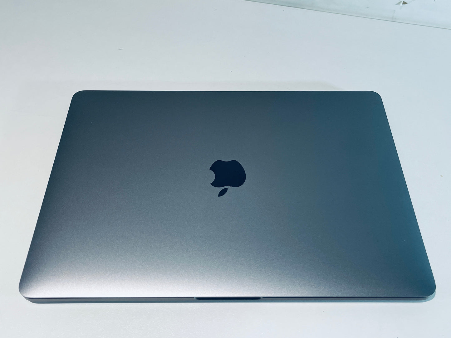 Apple MacBook Pro Retina 13" 2020 Touch Bar Quad Core i5 2.0Ghz 16GB 512GB SSD