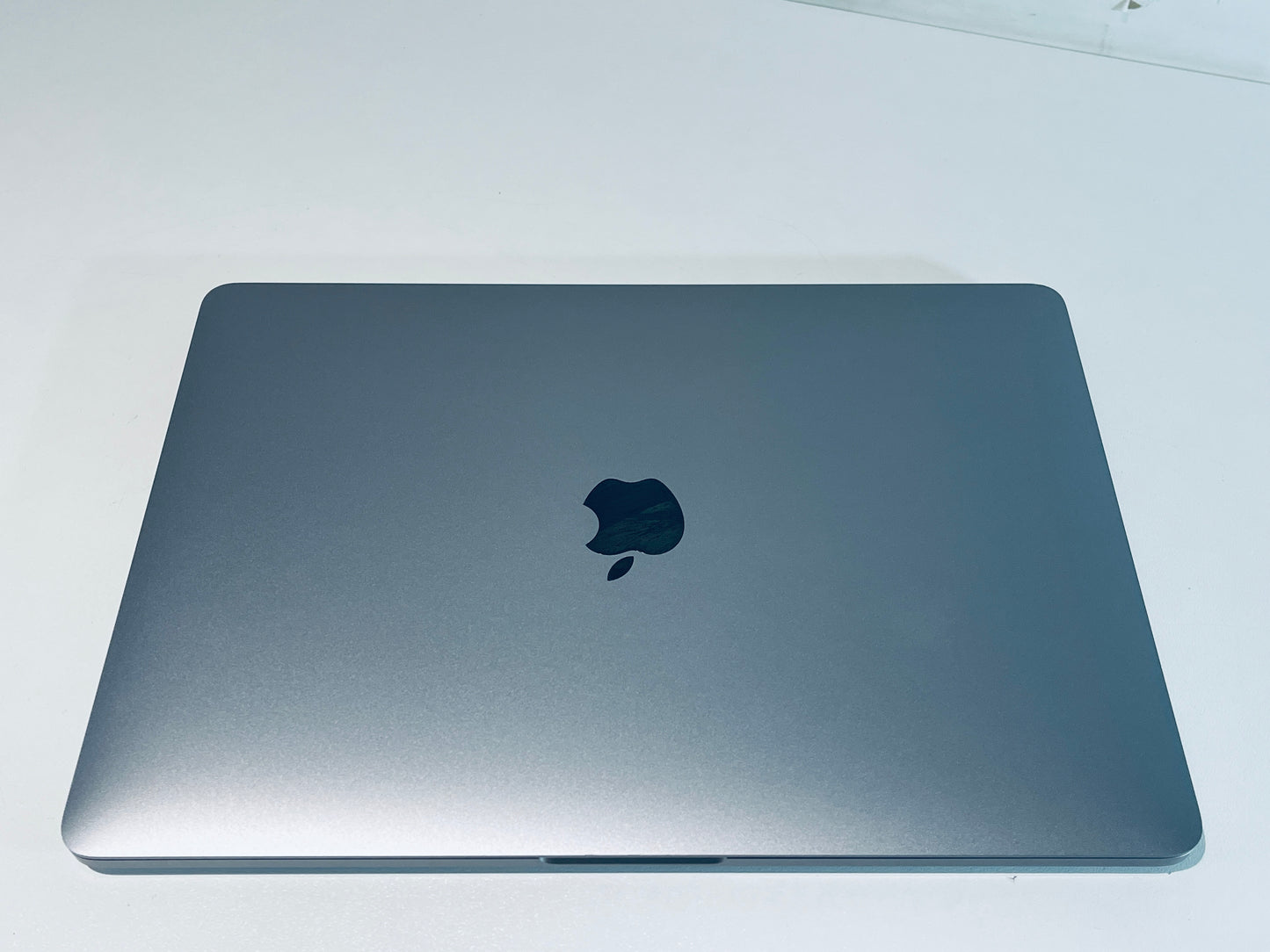 Apple MacBook Pro 13" 2020 Touch Bar Quad Core i7 2.3Ghz 32GB 2TB SSD