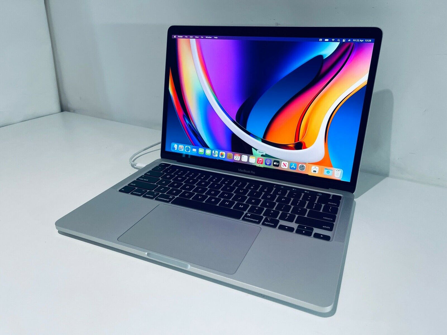 Apple MacBook Pro 13" 2020 Touch Bar Quad Core i7 2.3Ghz 32GB 2TB SSD