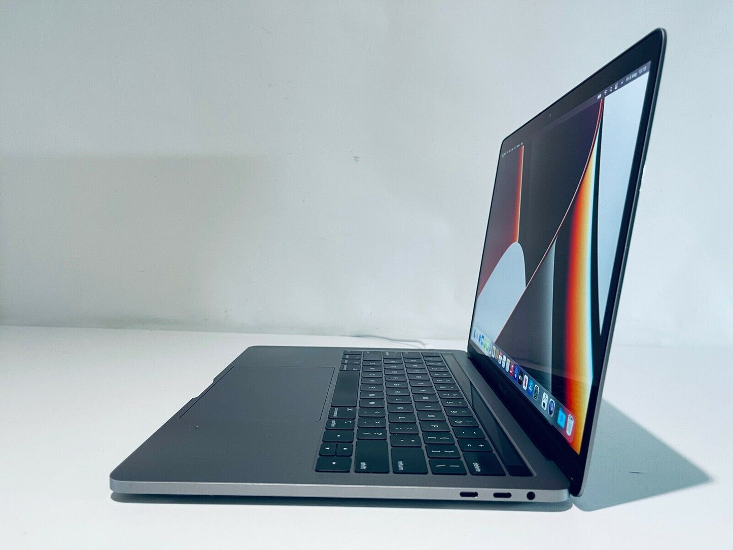 Apple MacBook Pro 13" 2019 Touch Bar ID Intel Quad Core i5 2.4Ghz 16GB 1TB SSD