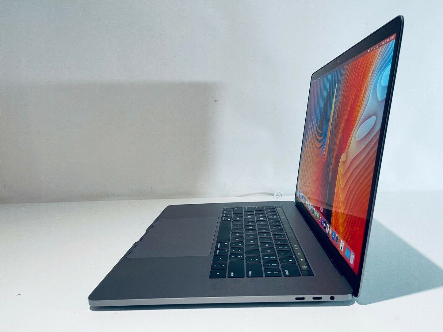 Apple MacBook Pro 15" 2018 Touch Bar ID i9 6-Core 2.9Ghz 32GB 1TB SSD