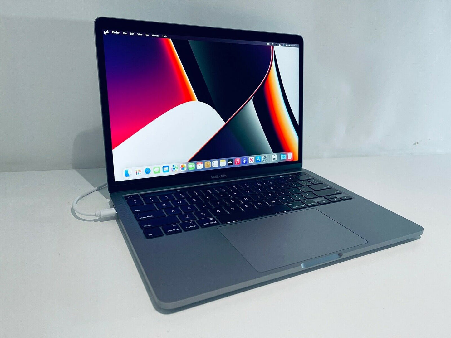 Apple MacBook Pro 13" 2020 Touch Bar Quad Core i7 2.3Ghz 32GB 4TB SSD