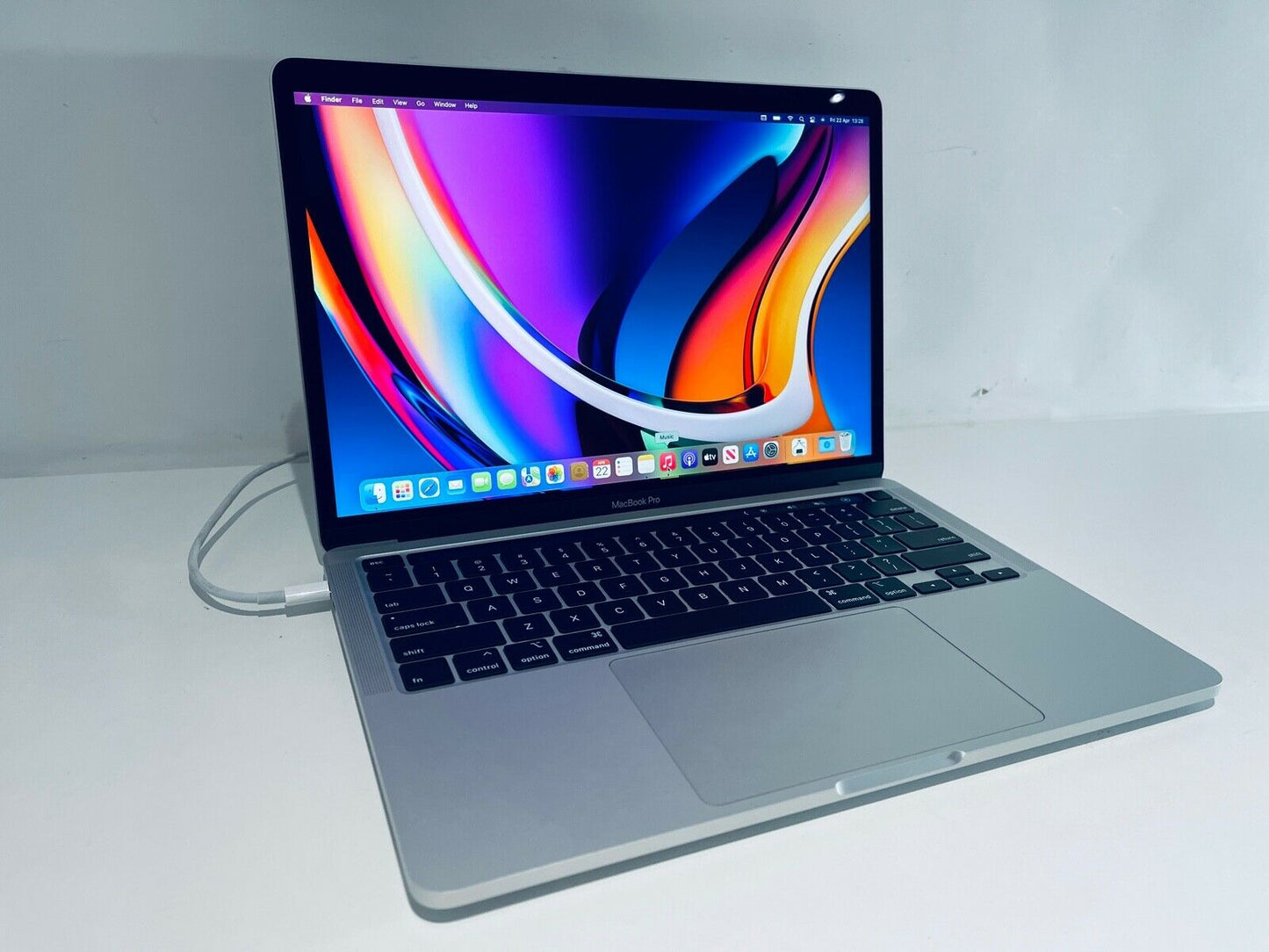 Apple MacBook Pro 13" 2020 Touch Bar Quad Core i7 2.3Ghz 32GB 2TB SSD