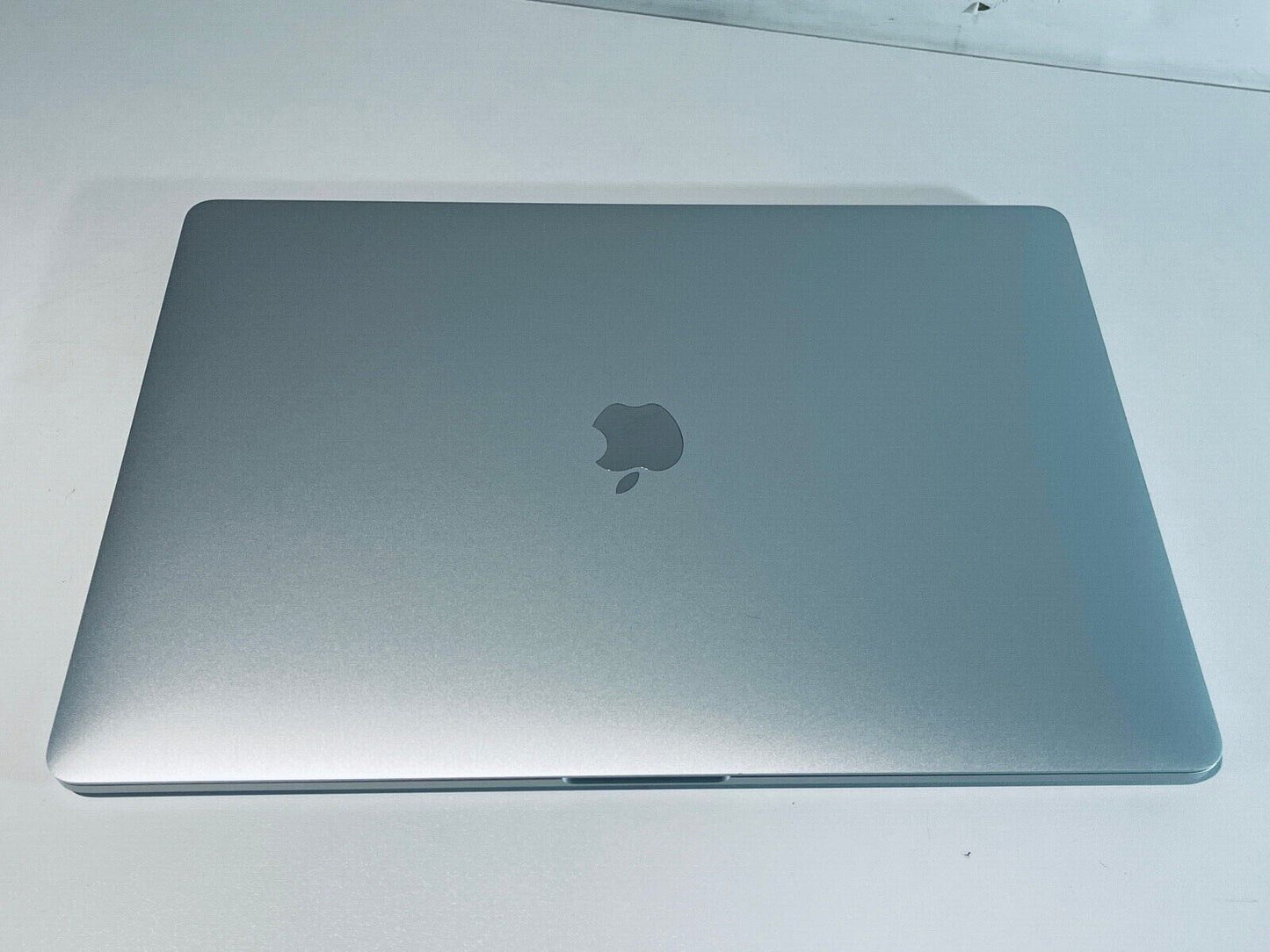 Apple MacBook Pro 15" 2018 Touch Bar ID i9 6-Core 2.9Ghz 32GB 2TB SSD, AMD Radeon Pro Vega 20