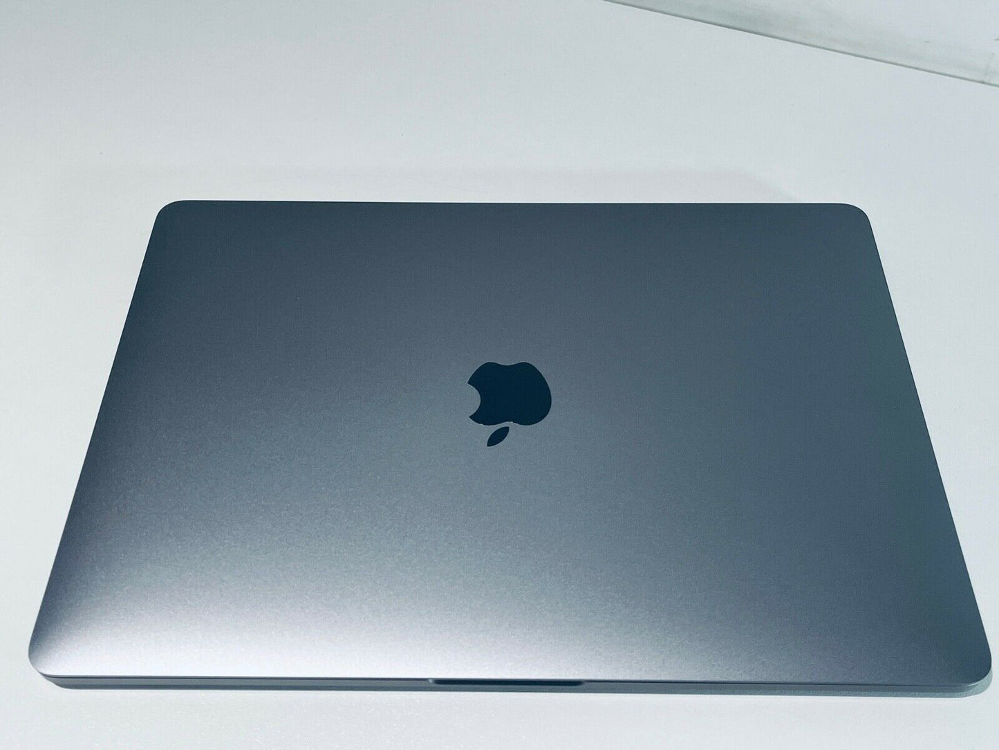 Apple MacBook Pro 13" 2020 Touch Bar Quad Core i7 2.3Ghz 32GB 2TB SSD