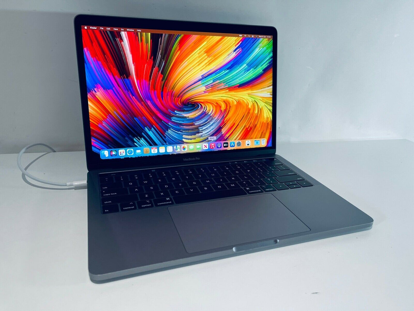 Apple MacBook Pro 13" 2019 Touch Bar Intel Quad Core i7 2.8Ghz 16GB 2TB SSD