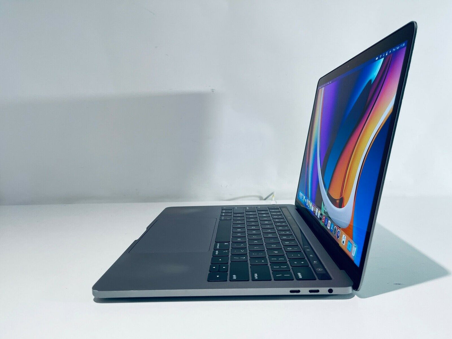 Apple MacBook Pro 13" 2019 Touch Bar Intel Quad Core i5 2.4Ghz 8GB 256GB SSD