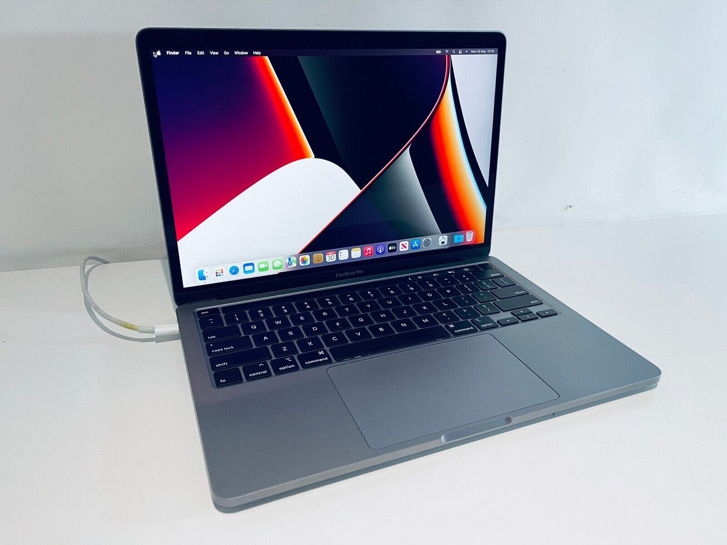 Apple MacBook Pro 13" 2020 Touch Bar Quad Core i7 2.3Ghz 32GB 2TB SSD