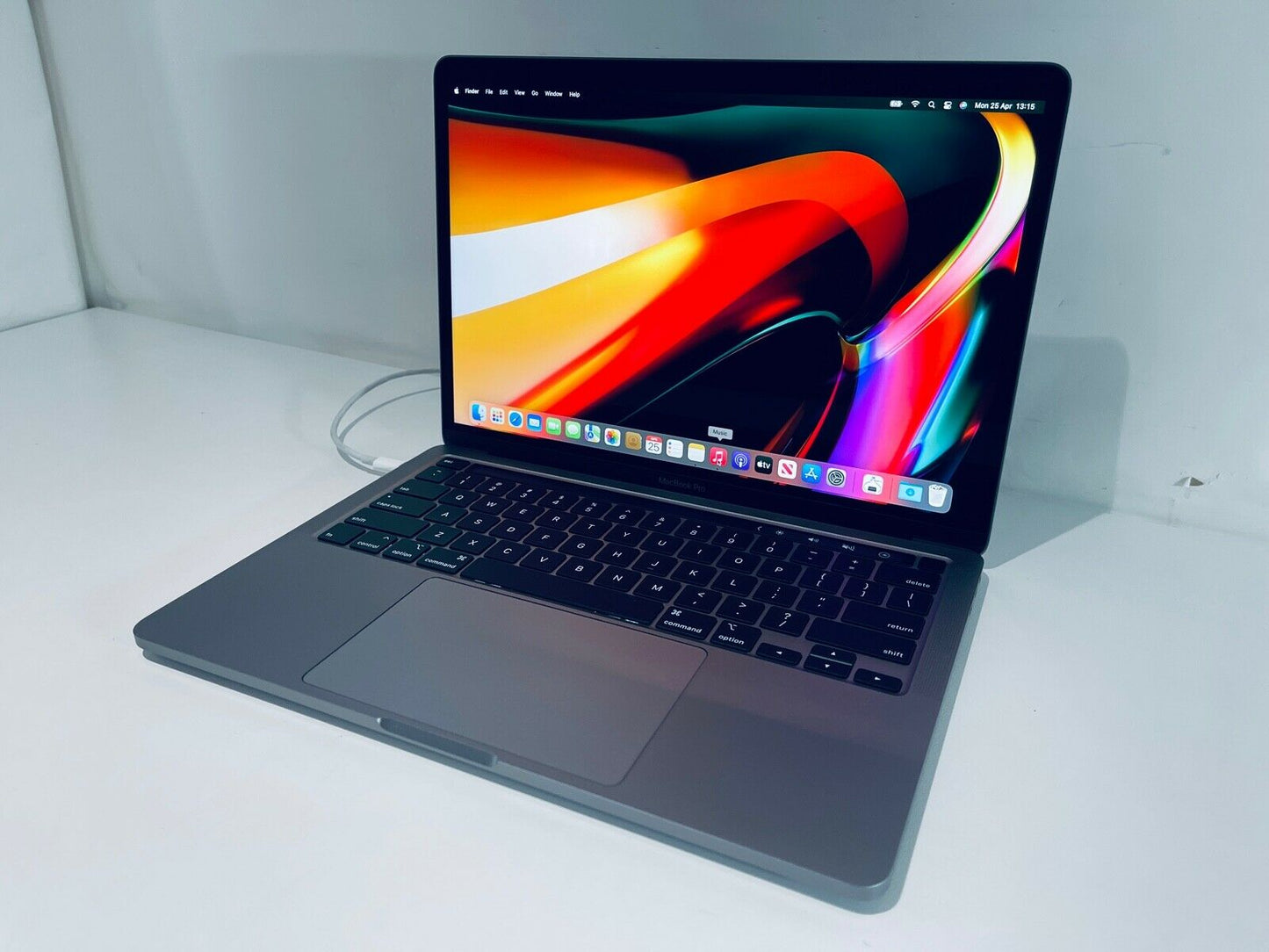 Apple MacBook Pro 13" 2020 Touch Bar Quad Core i7 2.3Ghz 32GB 2TB SSD