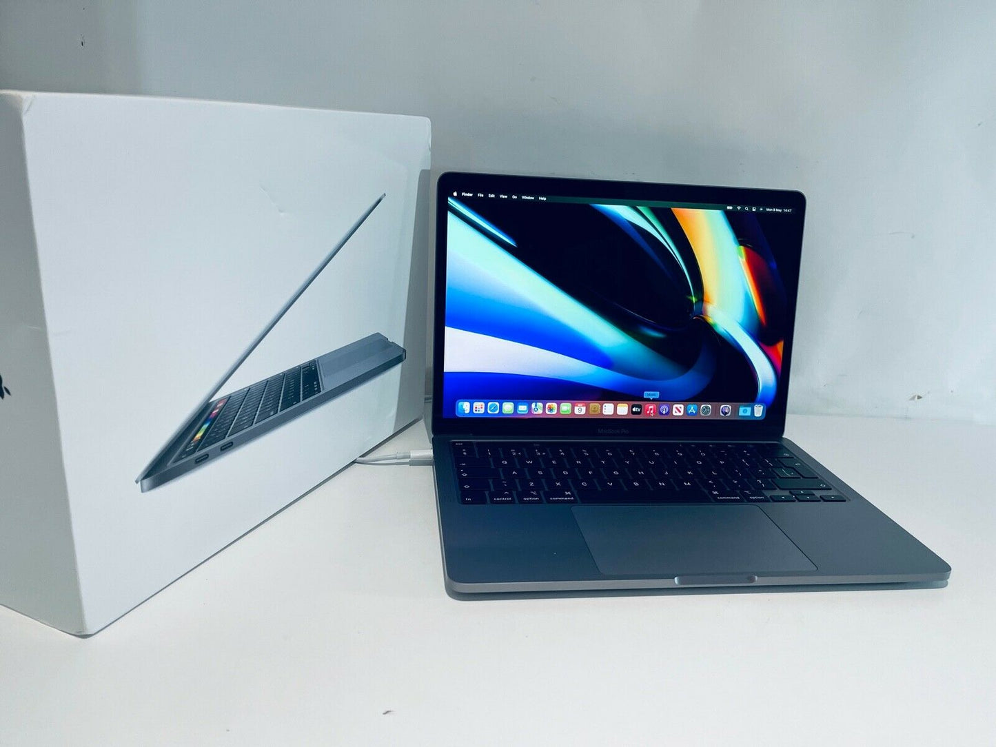 Apple MacBook Pro Retina 13" 2020 Touch Bar Quad Core i5 2.0Ghz 16GB 512GB SSD