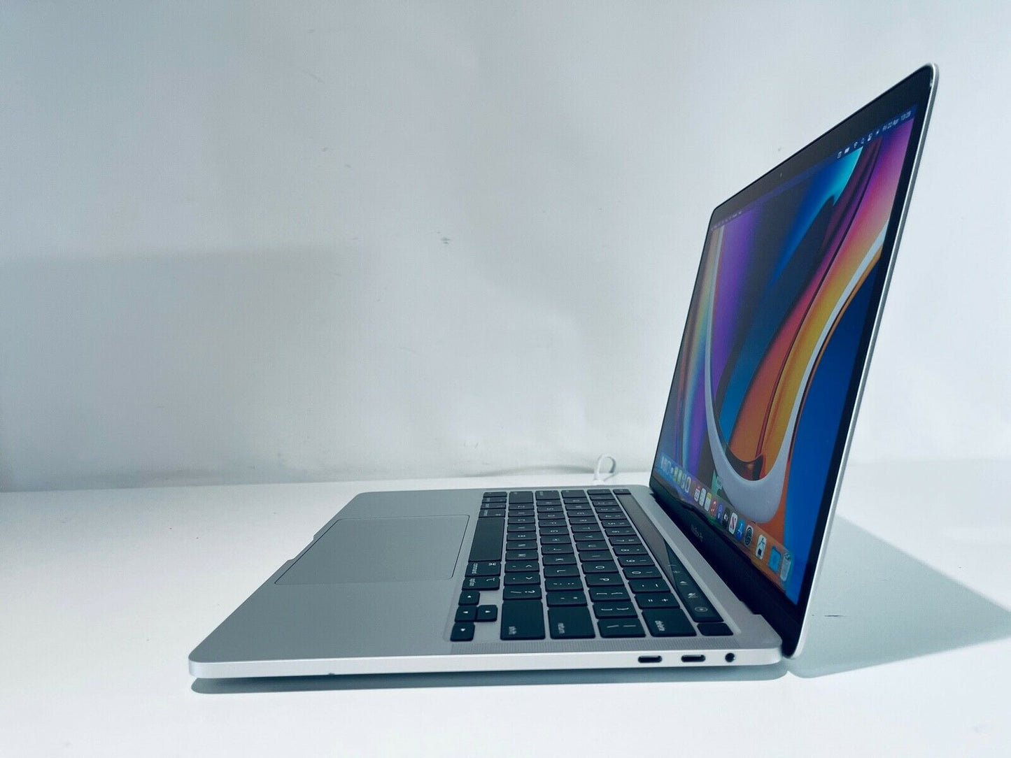 Apple MacBook Pro 13" 2020 Touch Bar Quad Core i7 2.3Ghz 32GB 2TB SSD