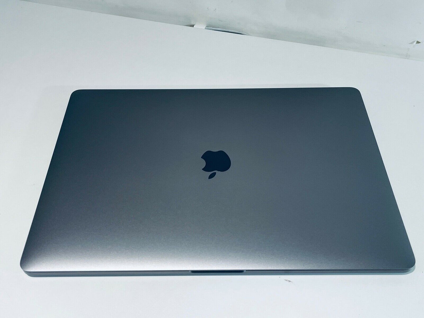 Apple MacBook Pro 15" 2018 Touch Bar ID i9 6-Core 2.9Ghz 32GB 2TB SSD, AMD Radeon Vega 20