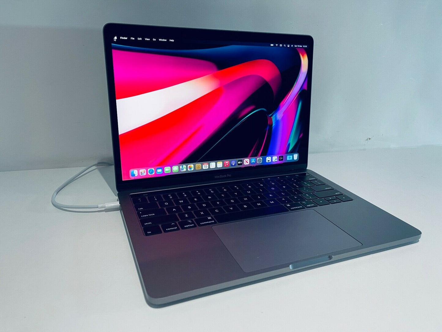 Apple MacBook Pro 13" 2019 Touch Bar ID Intel Quad Core i5 2.4Ghz 16GB 2TB SSD