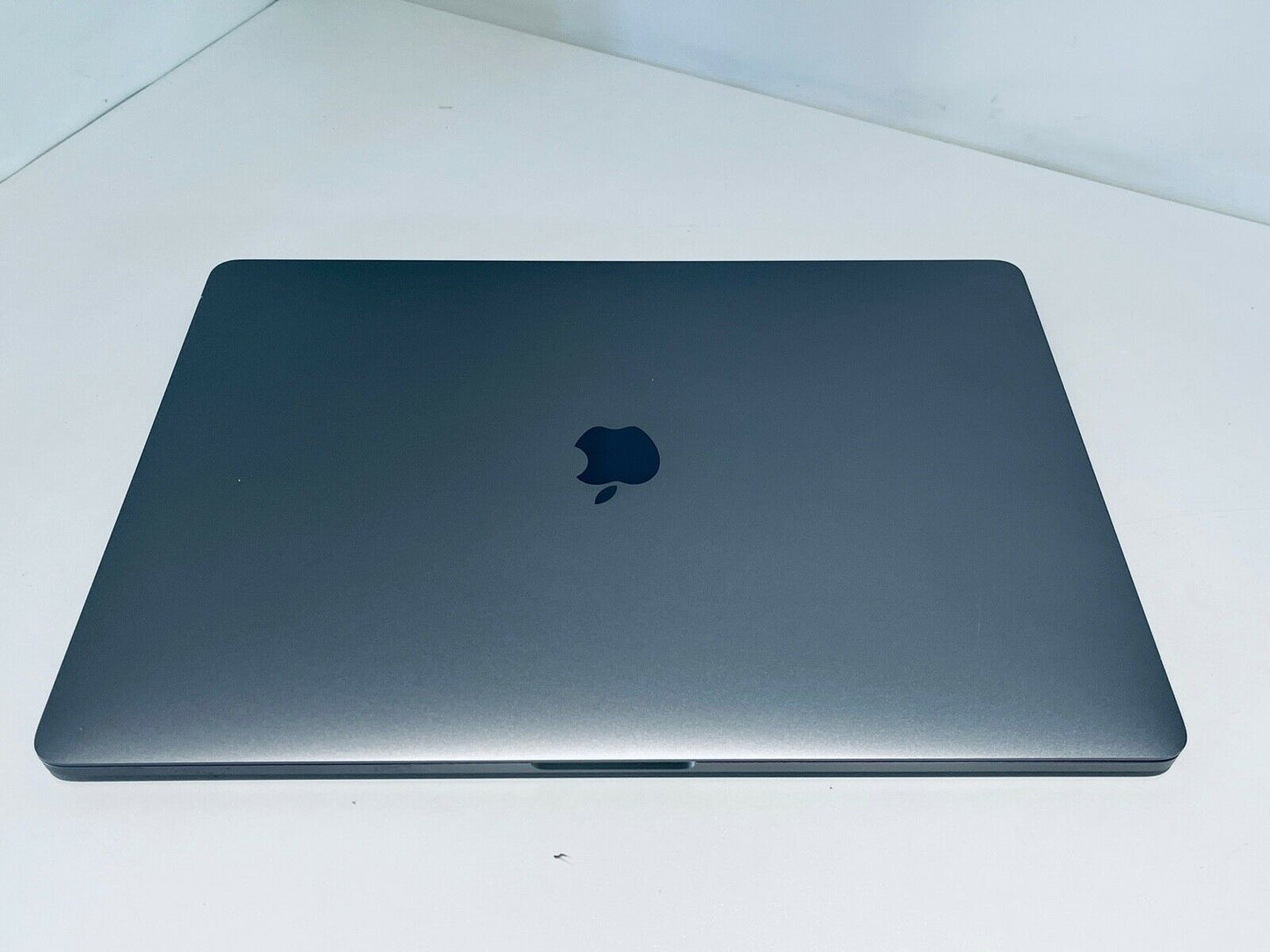 Apple MacBook Pro 15" Touch Bar ID i7 Quad Core 2.9Ghz 16GB 512GB