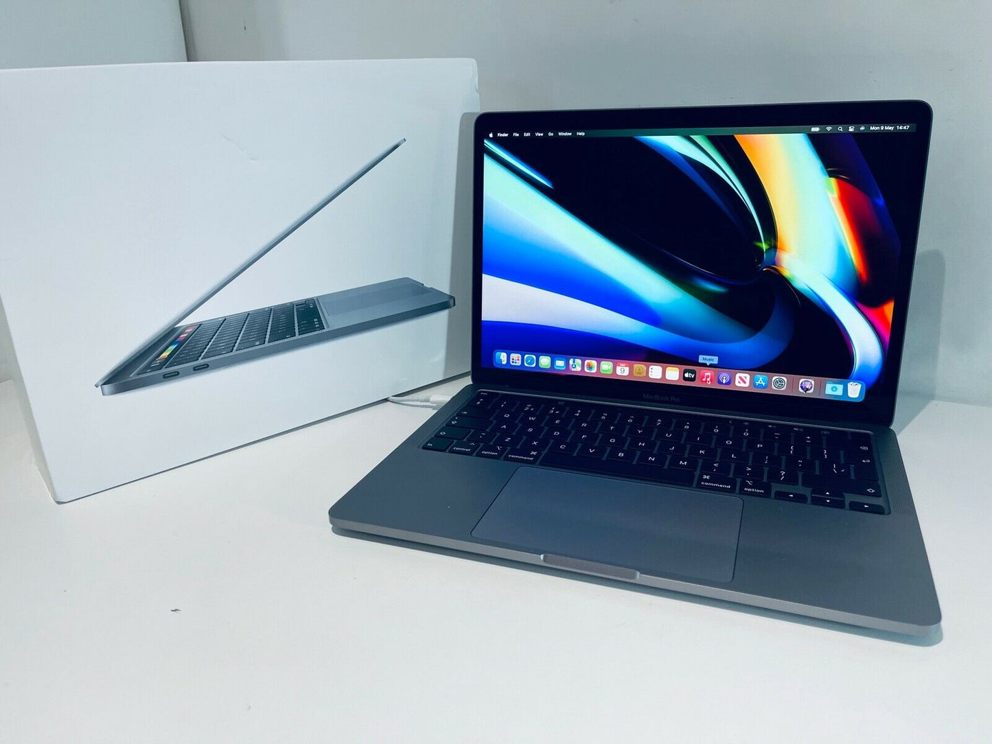 Apple MacBook Pro Retina 13" 2020 Touch Bar Quad Core i5 2.0Ghz 16GB 512GB SSD