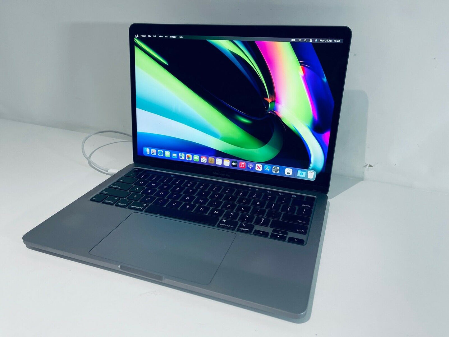 Apple MacBook Pro 13" 2020 Touch Bar Quad Core i5 2.0Ghz 16GB 2TB SSD