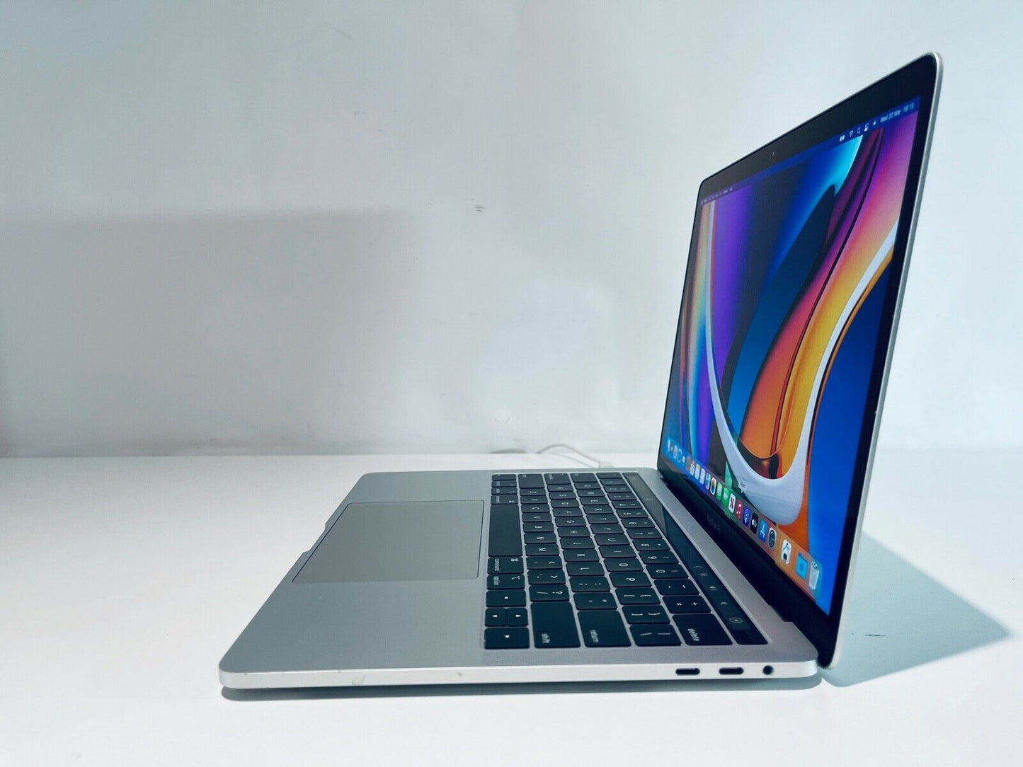 Apple MacBook Pro 13" 2019 Touch Bar Quad Core i7 2.8Ghz 16GB 2TB SSD