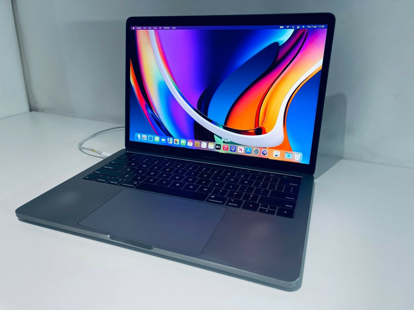 Apple MacBook Pro 13" 2019 Touch Bar Intel Quad Core i5 2.4Ghz 8GB 256GB SSD