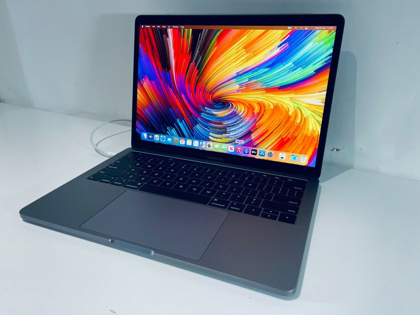 Apple MacBook Pro 13" 2019 Touch Bar Intel Quad Core i7 2.8Ghz 16GB 2TB SSD