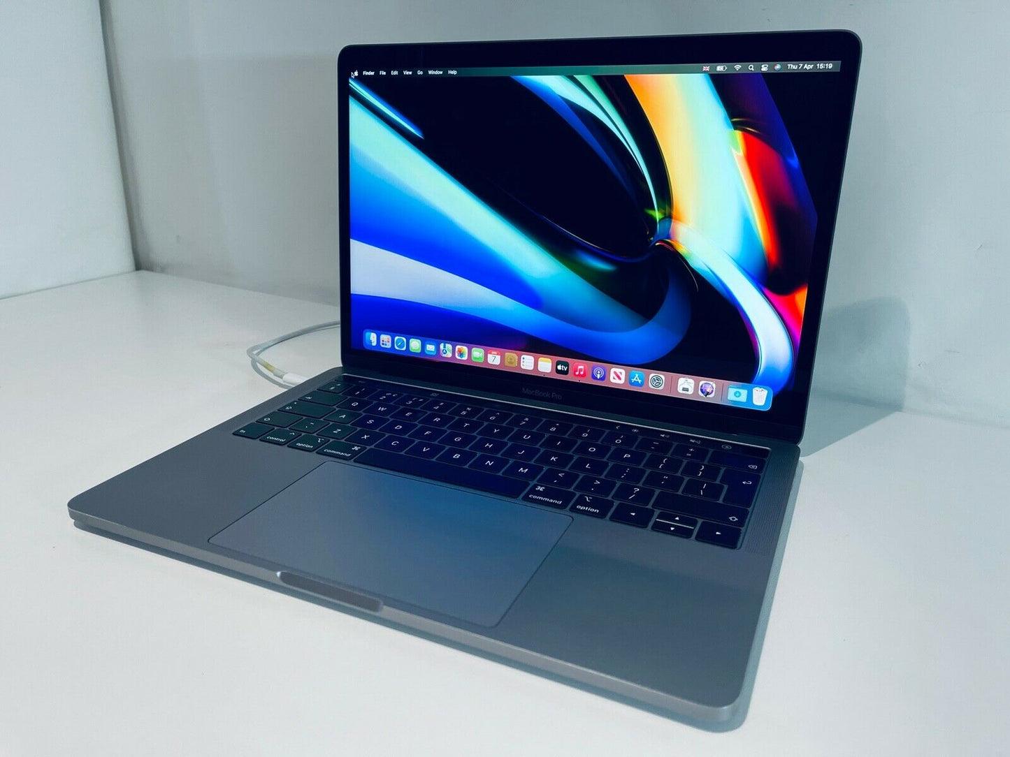 Apple MacBook Pro 13" 2019 Touch Bar Intel Quad Core i5 2.4Ghz 8GB 256GB SSD