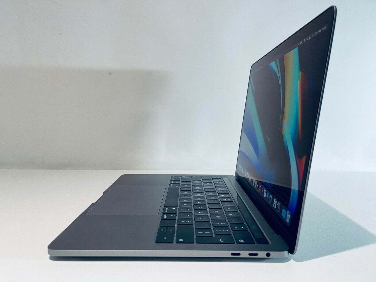 Apple MacBook Pro 13" 2019 Touch Bar Intel Quad Core i5 2.4Ghz 8GB 256GB SSD