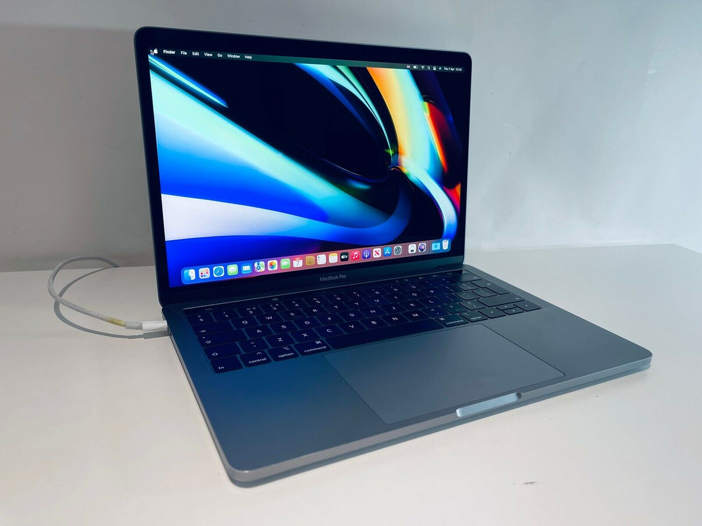 Apple MacBook Pro 13" 2019 Touch Bar Intel Quad Core i5 2.4Ghz 8GB 256GB SSD