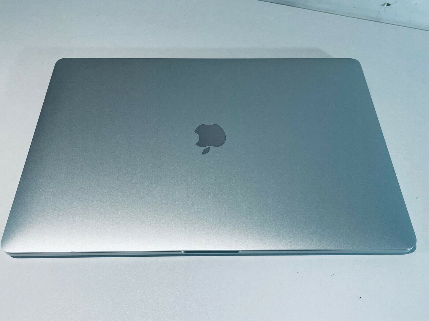 Apple MacBook Pro 15" 2018 Touch Bar ID i9 6-Core 2.9Ghz 32GB 2TB SSD, AMD Radeon Vega 20