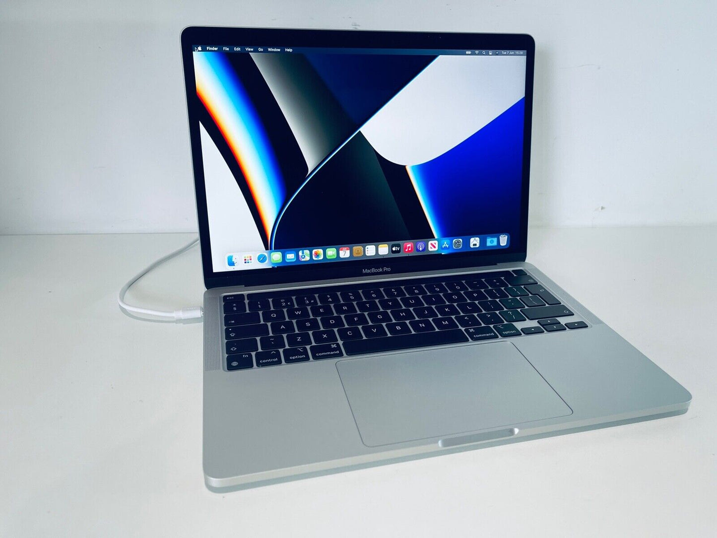 Apple MacBook Pro 13 Touch Bar ID M1 8-Core 8-GPU 16GB Ram 1TB SSD