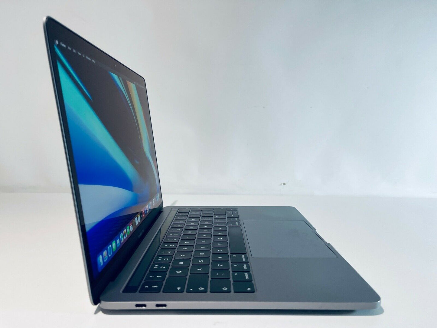 Apple MacBook Pro 13" 2019 Touch Bar Intel Quad Core i5 2.4Ghz 8GB 256GB SSD
