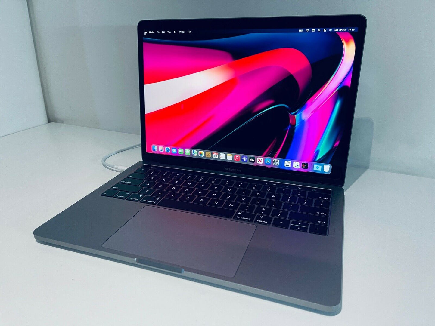 Apple MacBook Pro 13" 2019 Touch Bar ID Intel Quad Core i5 2.4Ghz 16GB 2TB SSD