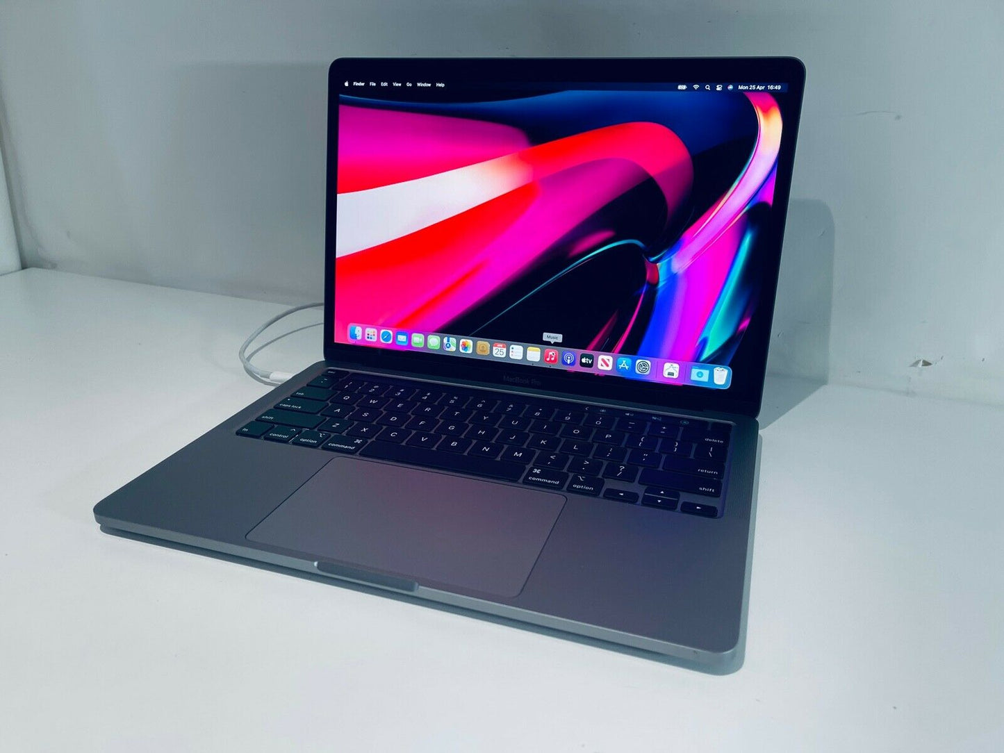 Apple MacBook Pro 13" 2020 Touch Bar Quad Core i5 2.0Ghz 32GB 2TB SSD
