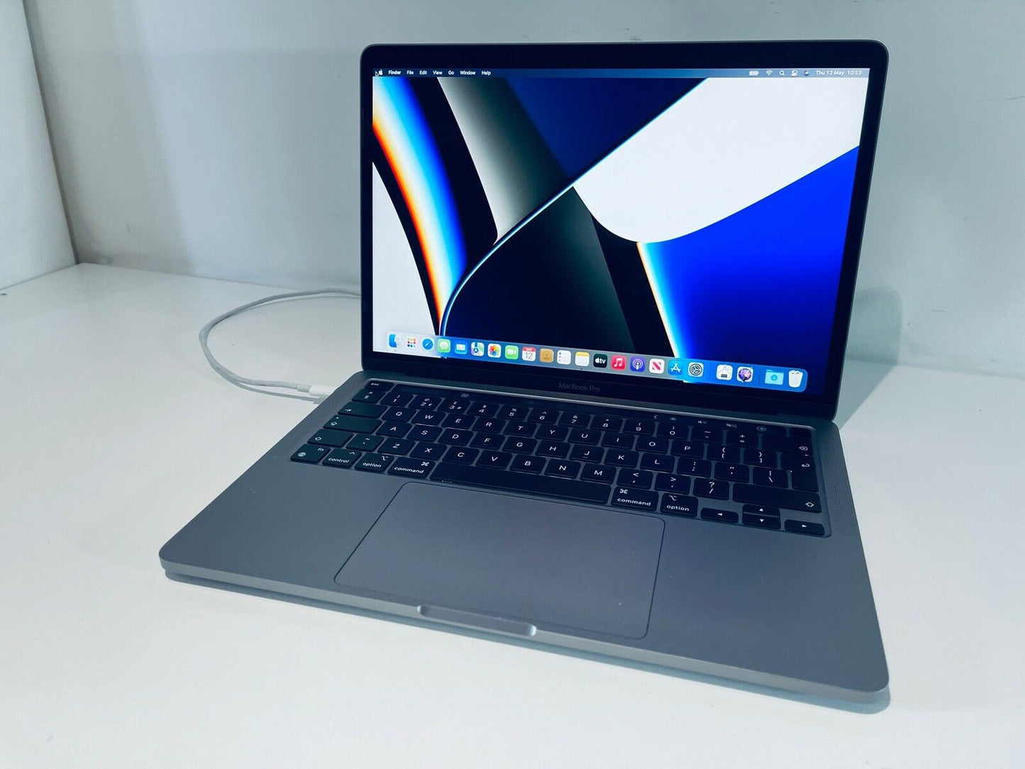 Apple MacBook Pro 13" Touch Bar ID M1 8-Core 8-GPU 16GB Ram 2TB SSD