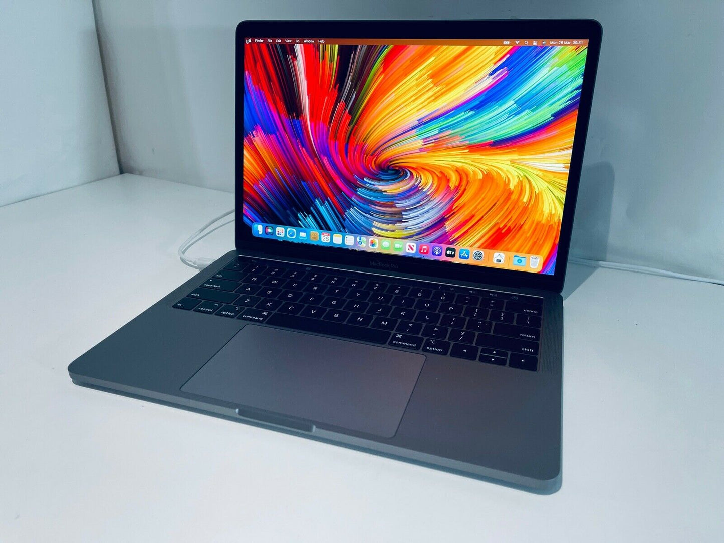 Apple MacBook Pro 13" 2019 Touch Bar Intel Quad Core i5 2.4Ghz 8GB 512GB SSD