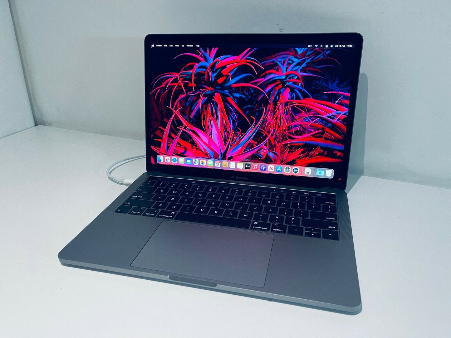 Apple MacBook Pro 13" 2019 Touch Bar ID Intel Quad Core i5 1.4Ghz 8GB 512GB SSD