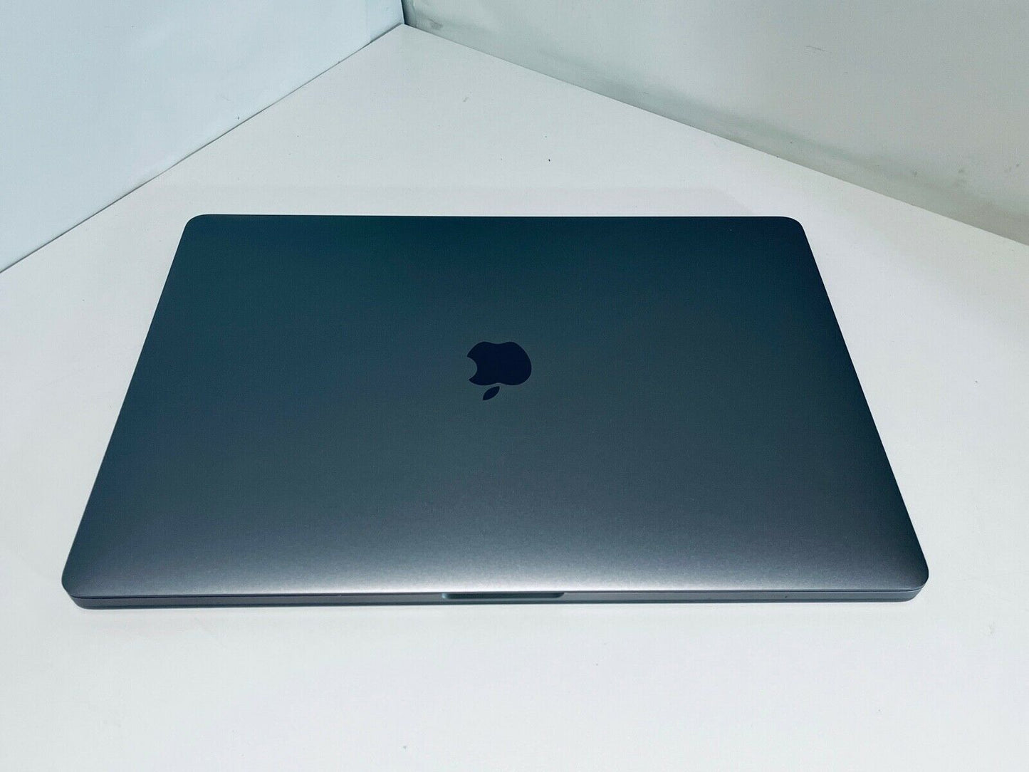 Apple MacBook Pro 15" 2016 Touch Bar i7 Quad Core 2.7Ghz 16GB 512GB