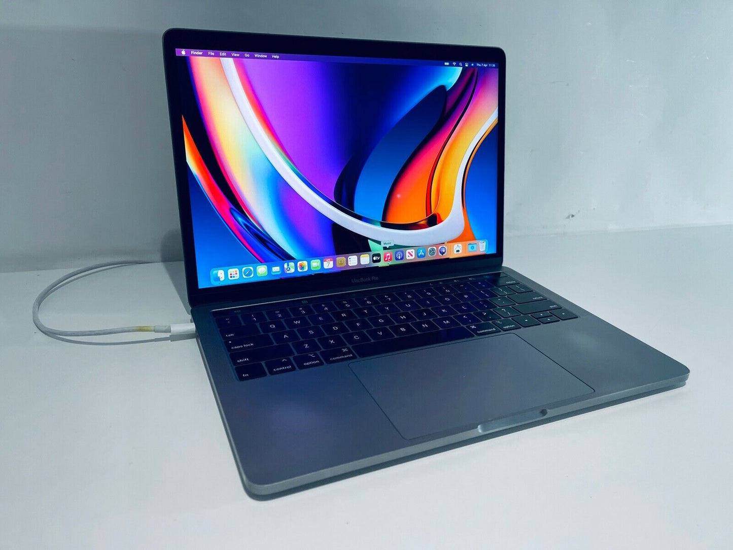 Apple MacBook Pro 13" 2019 Touch Bar Intel Quad Core i5 2.4Ghz 8GB 256GB SSD