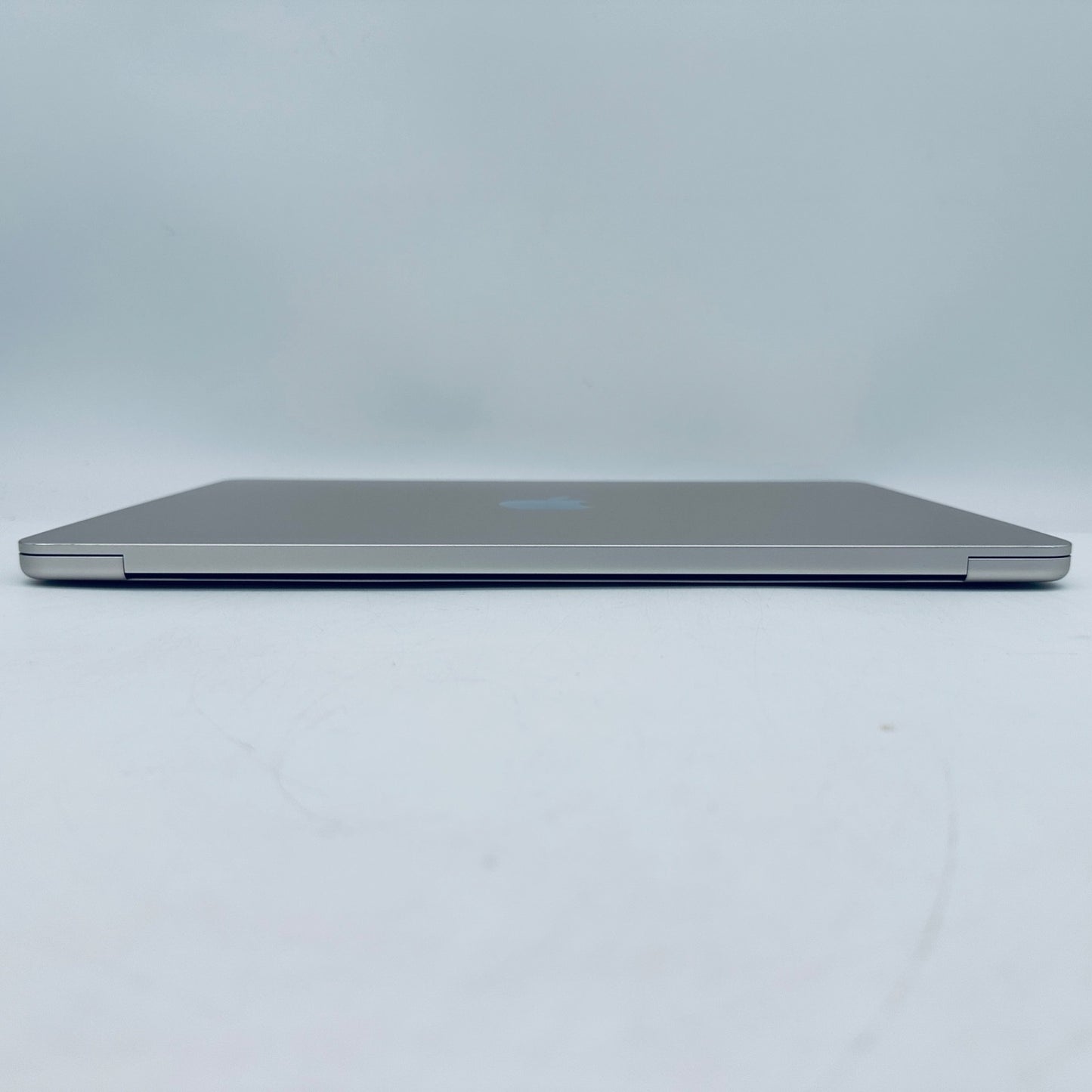 MacBook Air 13-Inch M2 8-Core CPU 8-Core GPU 8GB Ram 256GB SSD Starlight / Gold