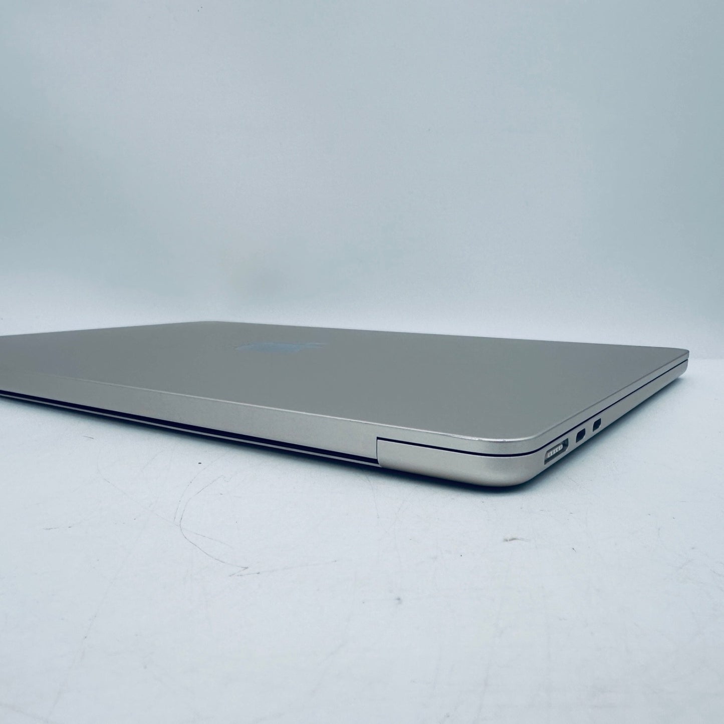 MacBook Air 13-Inch M2 8-Core CPU 8-Core GPU 8GB Ram 256GB SSD Starlight / Gold