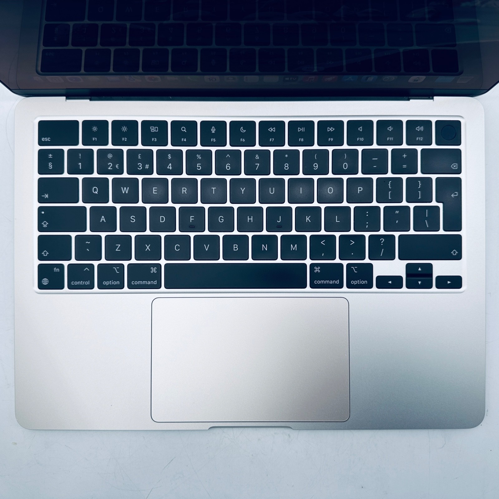 MacBook Air 13-Inch M2 8-Core CPU 8-Core GPU 8GB Ram 256GB SSD Starlight / Gold