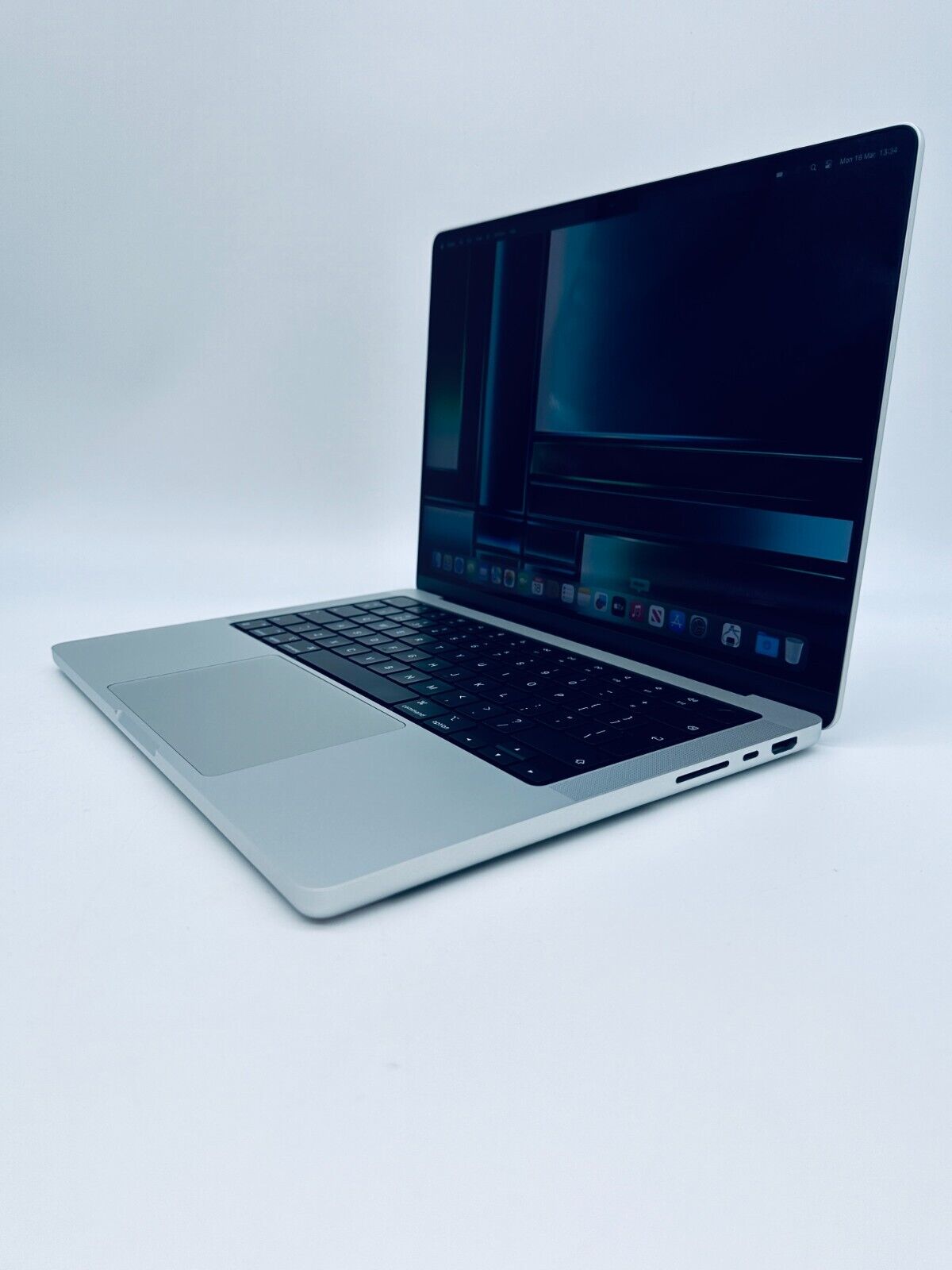 Apple MacBook Pro 14" M1 Pro 8-Core CPU 14-Core GPU 16GB 512GB SSD Silver MINT