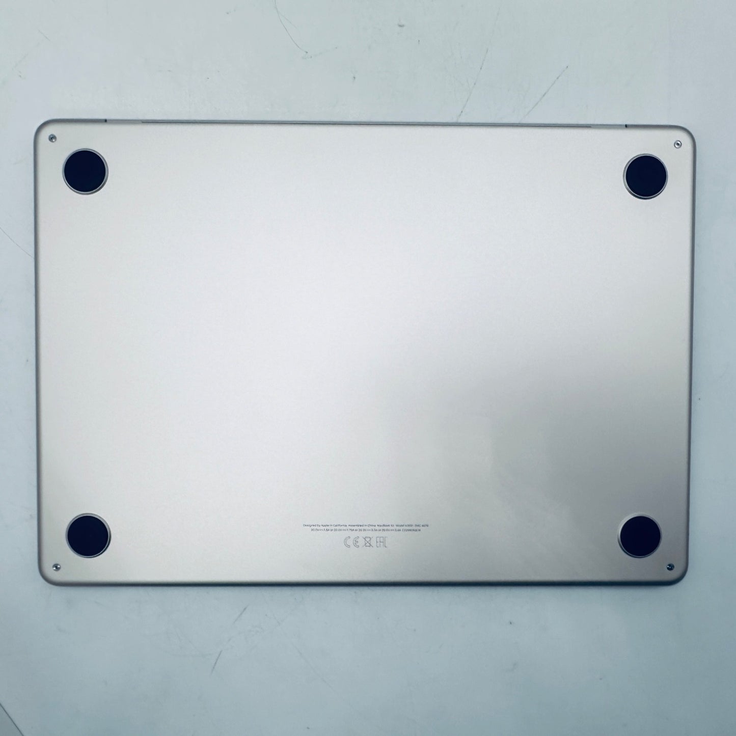 MacBook Air 13-Inch M2 8-Core CPU 8-Core GPU 8GB Ram 256GB SSD Starlight / Gold