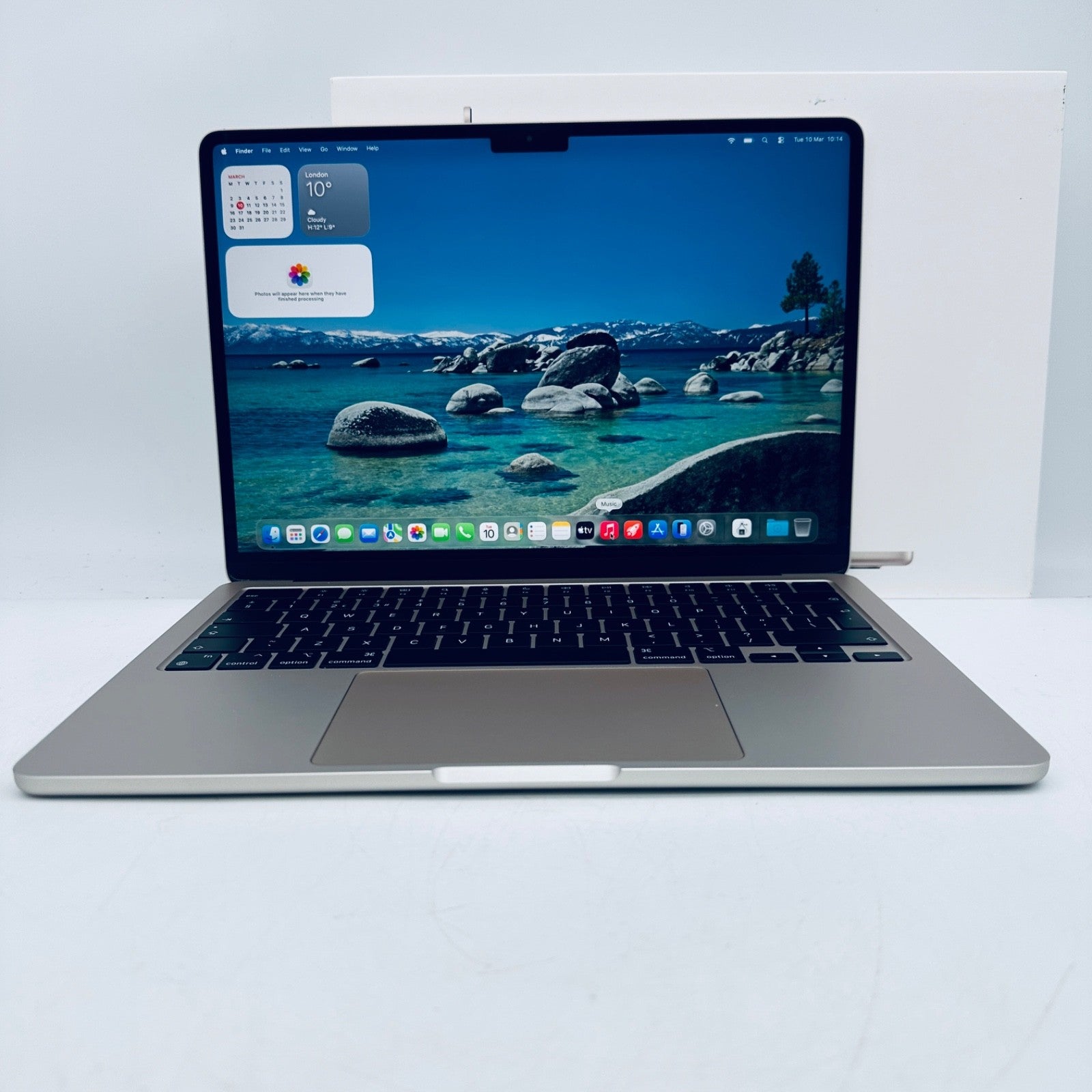 MacBook Air 13-Inch M2 8-Core CPU 8-Core GPU 8GB Ram 256GB SSD Starlight / Gold