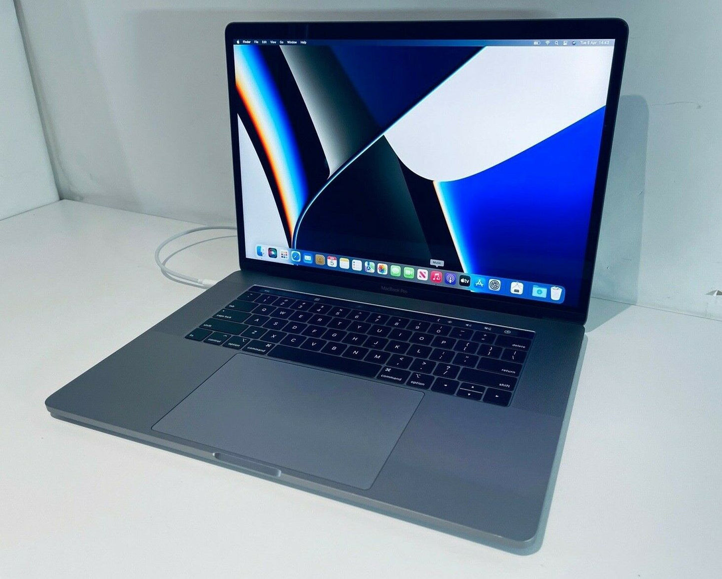 Apple MacBook Pro Retina 15" 2019 Touch Bar i7 6-Core 2.6Ghz 32GB 2TB SSD