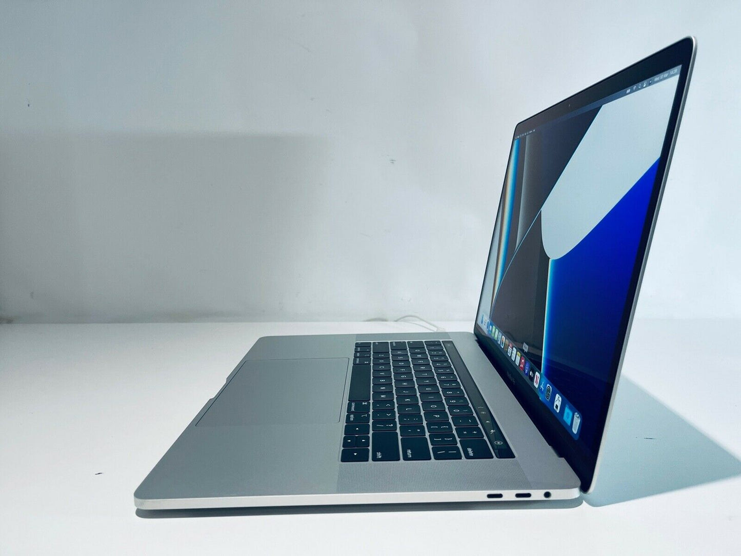 Apple MacBook Pro Retina 15" 2019 Touch Bar i7 6-Core 2.6Ghz 16GB 2TB SSD